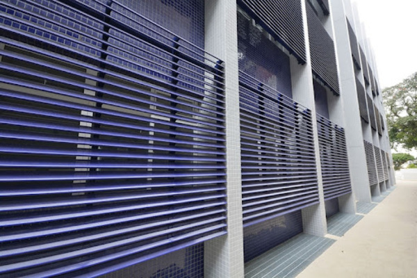 Hospital com brises de esquadrias de alum�nio