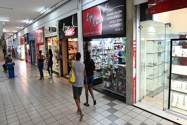 Centro comercial com esquadrias de alum�nio