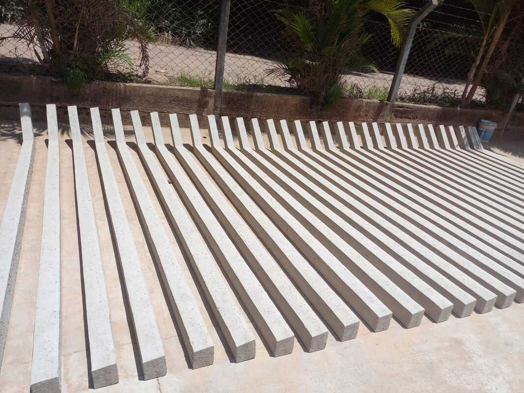 Mour�es e postes de cimento